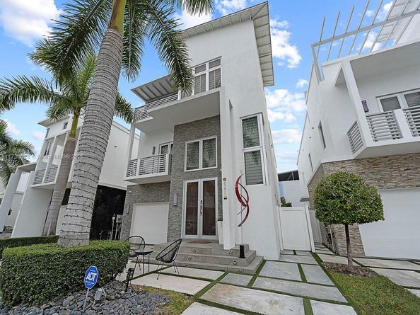 8271 NW 34th Dr, Doral FL 33122