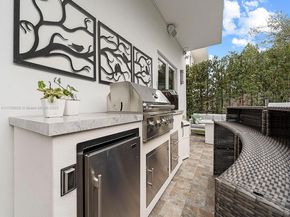 8271 NW 34th Dr, Doral FL 33122