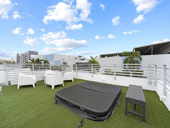 8271 NW 34th Dr, Doral FL 33122