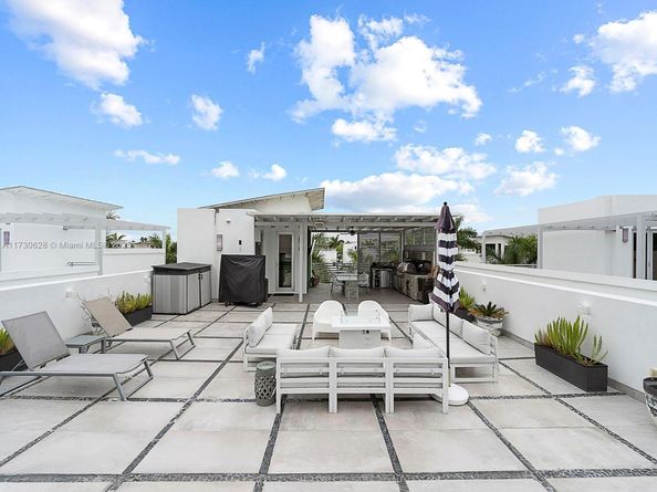8271 NW 34th Dr, Doral FL 33122
