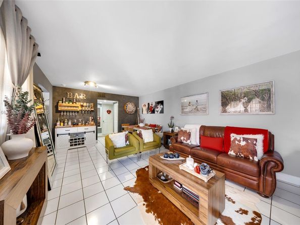 569 SW 4th St, Miami FL 33130