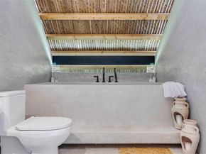 1000 NW 9th Ct, Miami FL 33136