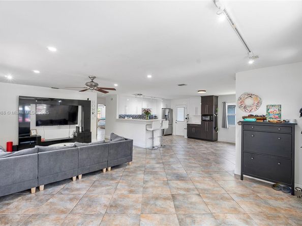 681 NE 34th St, Oakland Park FL 33334