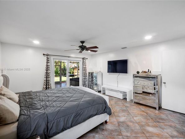 681 NE 34th St, Oakland Park FL 33334