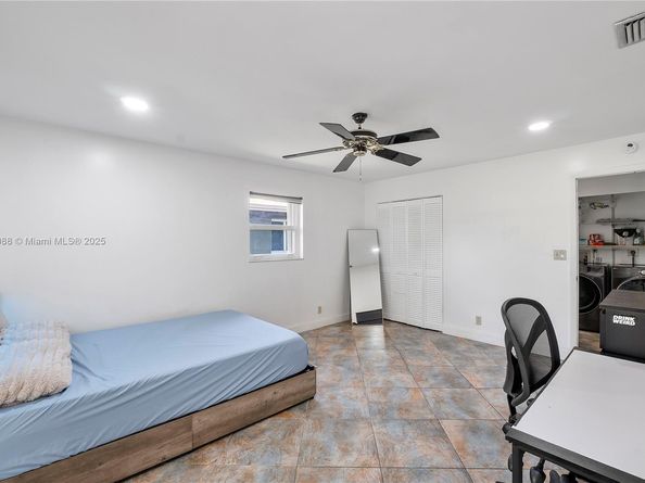 681 NE 34th St, Oakland Park FL 33334