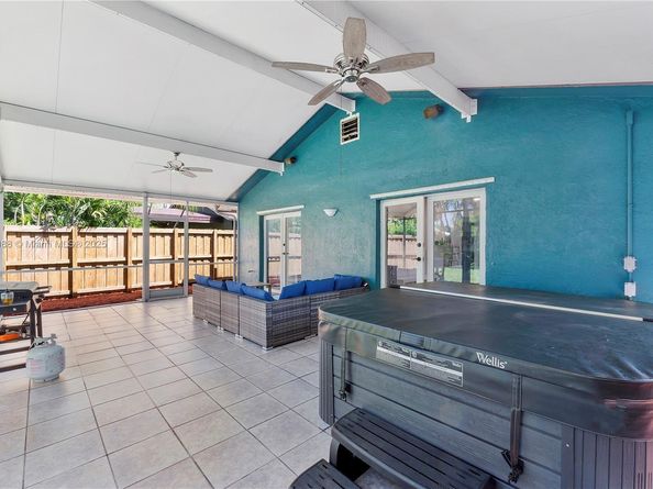681 NE 34th St, Oakland Park FL 33334