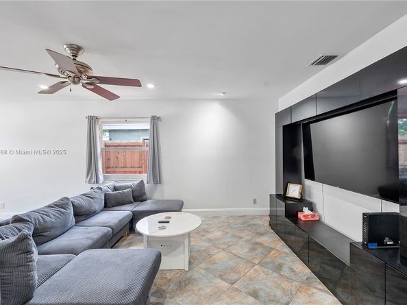 681 NE 34th St, Oakland Park FL 33334