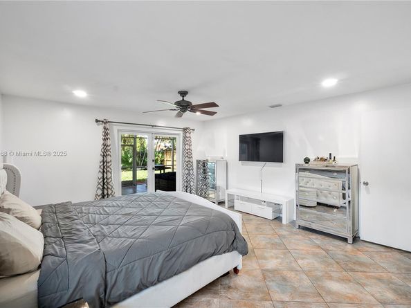 681 NE 34th St, Oakland Park FL 33334