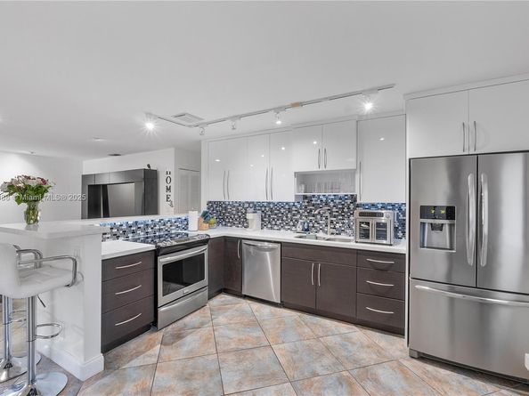 681 NE 34th St, Oakland Park FL 33334
