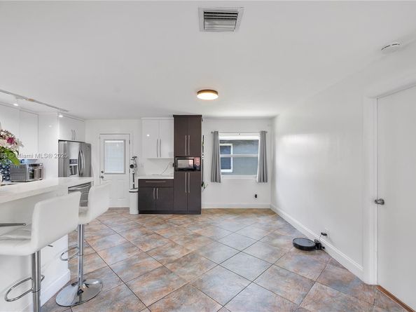 681 NE 34th St, Oakland Park FL 33334