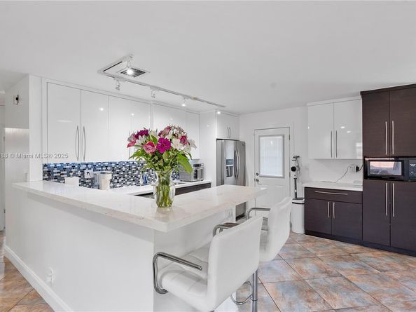681 NE 34th St, Oakland Park FL 33334