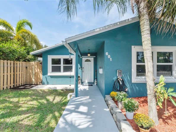 681 NE 34th St, Oakland Park FL 33334