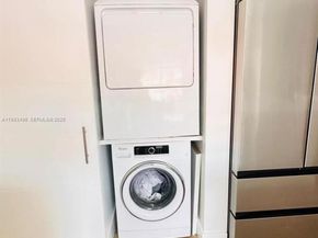 223 Lakeview Dr 204, Weston FL 33326