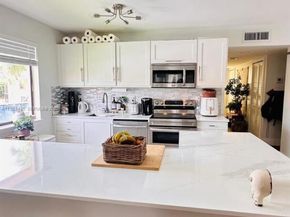 223 Lakeview Dr 204, Weston FL 33326