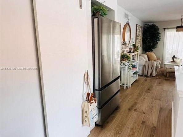 223 Lakeview Dr 204, Weston FL 33326