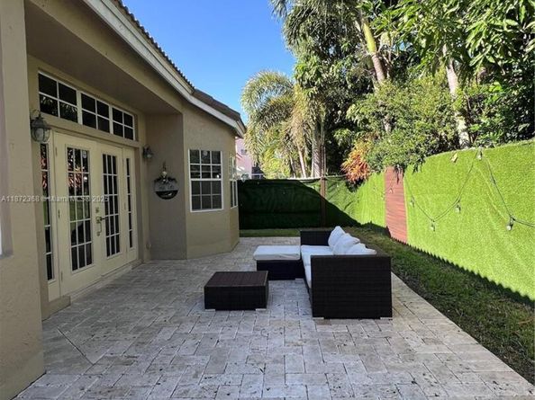 1371 Bayview Cir, Weston FL 33326