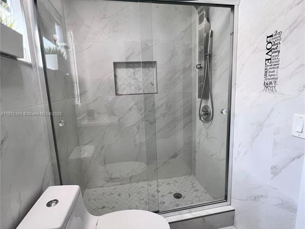 1371 Bayview Cir, Weston FL 33326