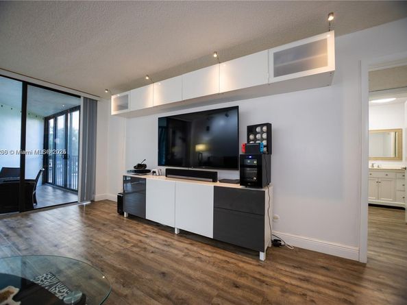 16100 Golf Club Rd 202, Weston FL 33326