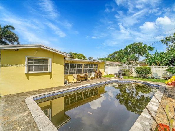 2241 N 66th Ave, Hollywood FL 33024