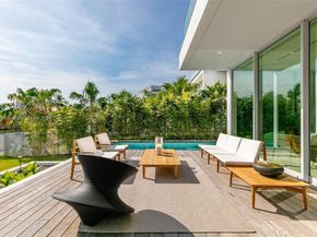 1081 W 48th St, Miami Beach FL 33140