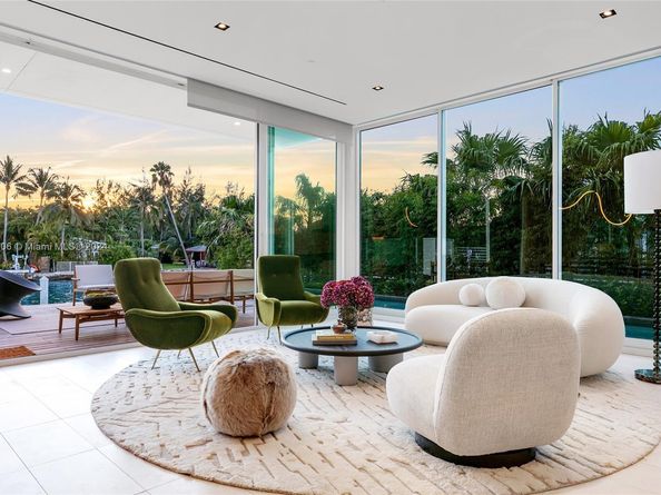 1081 W 48th St, Miami Beach FL 33140