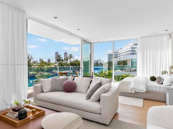 1081 W 48th St, Miami Beach FL 33140