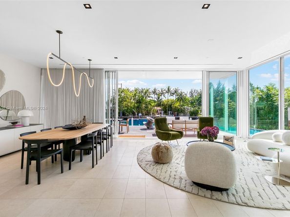 1081 W 48th St, Miami Beach FL 33140