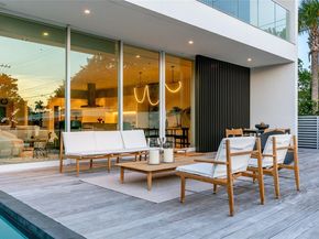 1081 W 48th St, Miami Beach FL 33140