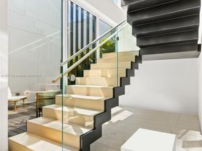 1081 W 48th St, Miami Beach FL 33140