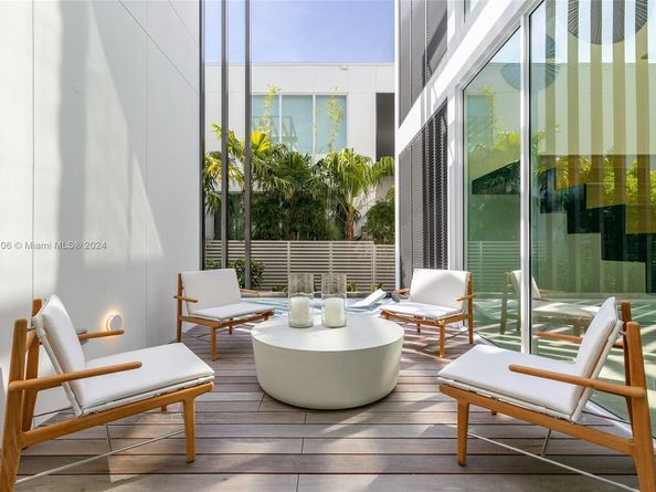 1081 W 48th St, Miami Beach FL 33140