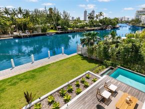 1081 W 48th St, Miami Beach FL 33140