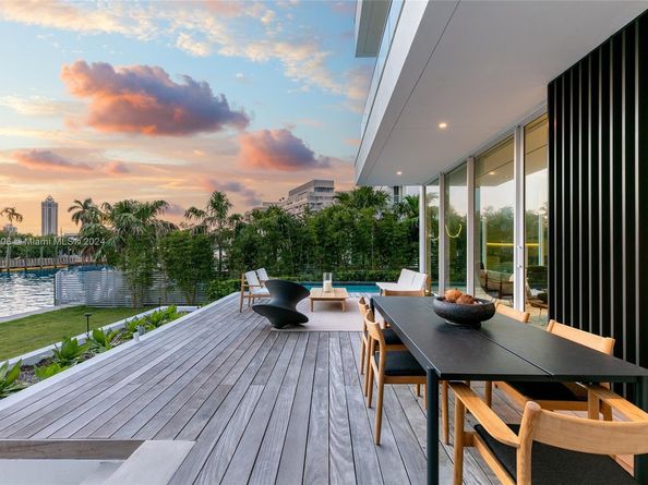 1081 W 48th St, Miami Beach FL 33140
