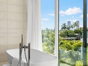 1081 W 48th St, Miami Beach FL 33140
