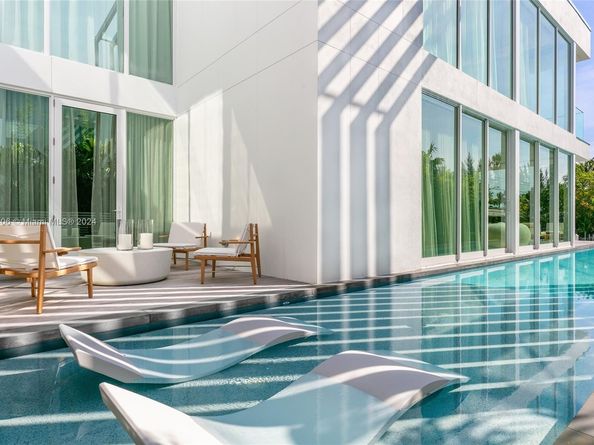 1081 W 48th St, Miami Beach FL 33140