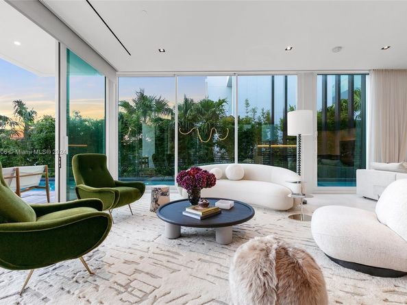 1081 W 48th St, Miami Beach FL 33140