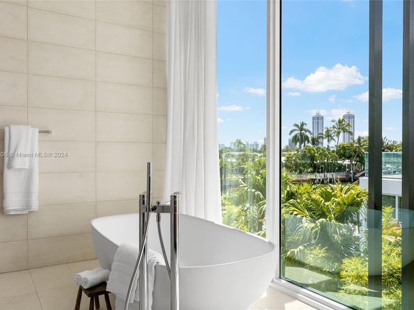 1081 W 48th St, Miami Beach FL 33140