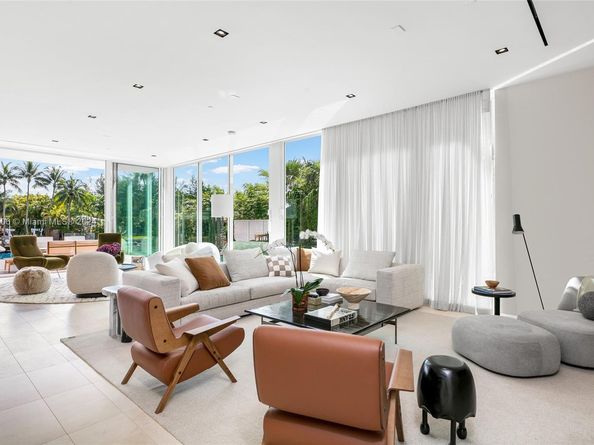 1081 W 48th St, Miami Beach FL 33140