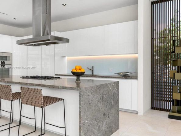 1081 W 48th St, Miami Beach FL 33140
