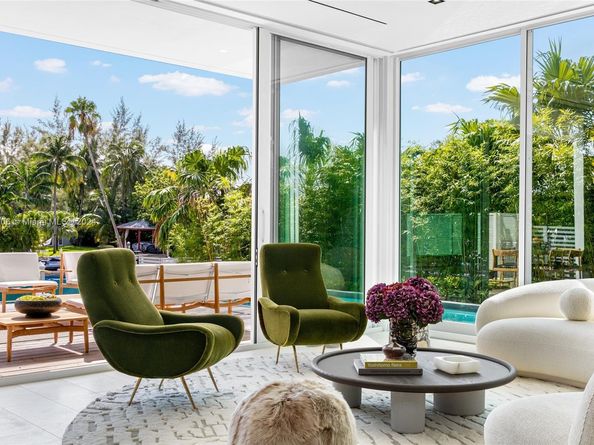 1081 W 48th St, Miami Beach FL 33140