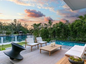 1081 W 48th St, Miami Beach FL 33140