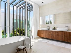 1081 W 48th St, Miami Beach FL 33140