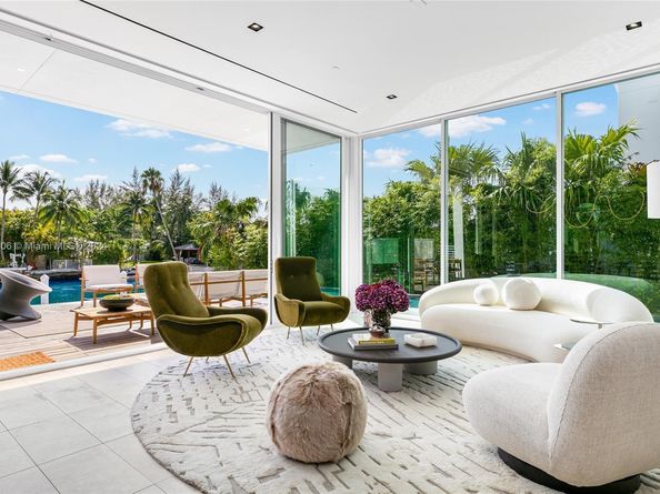 1081 W 48th St, Miami Beach FL 33140