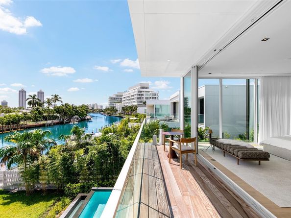 1081 W 48th St, Miami Beach FL 33140
