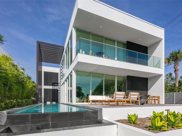 1081 W 48th St, Miami Beach FL 33140