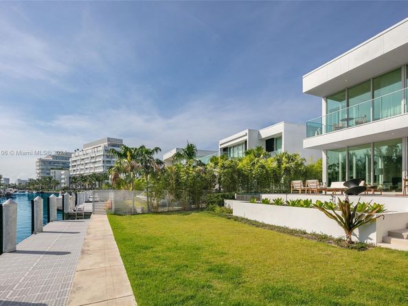1081 W 48th St, Miami Beach FL 33140