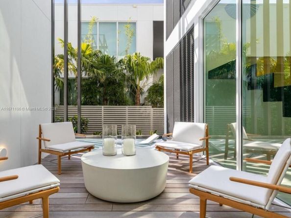 1081 W 48th St, Miami Beach FL 33140