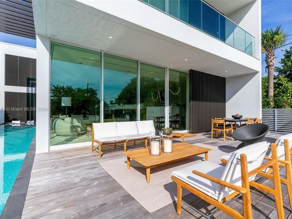 1081 W 48th St, Miami Beach FL 33140