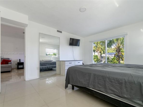 947 NE 149th St, Miami FL 33161