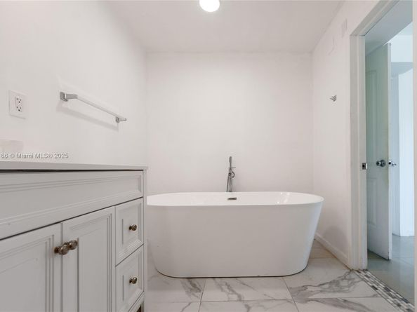 947 NE 149th St, Miami FL 33161