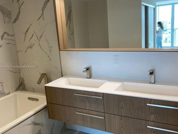 9521 E Bay Harbor Dr 605, Bay Harbor Islands FL 33154